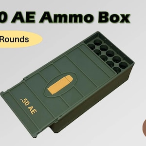 Może przedstawiać: Zielona skrzynka na amunicję z napisem ".50 AE Ammo Box" i "50 Rounds". Skrzynka ma klapę na zawiasach i przegrodę na amunicję. Skrzynka jest oliwkowozielona ze złotą grafiką pocisku.