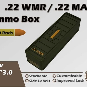 Può includere: Scatola di munizioni verde oliva per munizioni .22 WMR/.22 MAG, con capacità di 100 colpi. La scatola ha un design rettangolare con la scritta ".22 WMR" e un'icona a proiettile. Caratteristiche: impilabile, etichette laterali e chiusura migliorata.