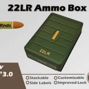 Może przedstawiać: Oliwkowozielone pudełko na amunicję 22LR z napisem "22LR Ammo Box" i "22LR" na pudełku. Po lewej stronie znajduje się żółto-brązowa grafika pocisku z napisem "150 Rnds". Pudełko ma napis "New Gen 3.0" i jest możliwe do układania w stos, konfigurowalne, z etykietami bocznymi i ulepszonym zamkiem.