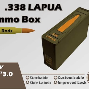Może przedstawiać: Oliwkowo-zielona skrzynka na amunicję do amunicji .338 LAPUA. Na pudełku znajduje się napis ".338 LAPUA Ammo Box" i "20 Rnds". Cechy obejmują możliwość układania w stos, etykiety boczne i ulepszony zamek. Na pudełku znajduje się również napis "New Gen 3.0".