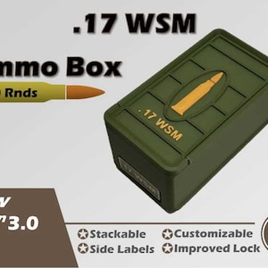 Może przedstawiać: Zielone pudełko na amunicję z napisem ".17 WSM" i "Ammo Box". Pudełko ma żółtą grafikę pocisku i napis "50 Rnds". Pudełko jest oznaczone jako "New Gen 3.0" i zawiera słowa "Możliwość układania w stosy", "Konfigurowalny", "Etykiety boczne" i "Ulepszona blokada".