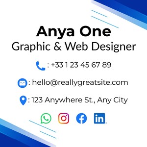 Op de afbeelding: Visitekaartontwerp met een witte achtergrond en blauwe geometrische accenten. De kaart toont de naam "Anya One" en de titel "Graphic & Web Designer". Contactgegevens omvatten een telefoonnummer, e-mail en adres, samen met social media-iconen.