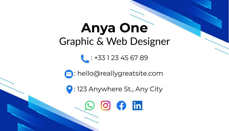 Op de afbeelding: Visitekaartontwerp met een witte achtergrond en blauwe geometrische accenten. De kaart toont de naam "Anya One" en de titel "Graphic & Web Designer". Contactgegevens omvatten een telefoonnummer, e-mail en adres, samen met social media-iconen.