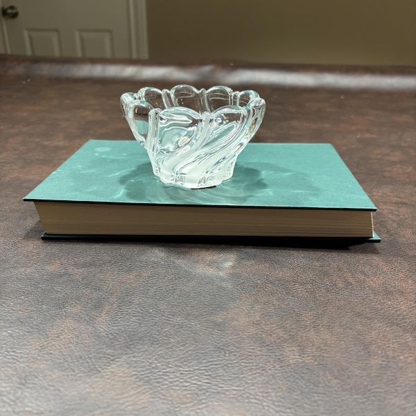 Plato/vela/dulce/baratija vintage de cristal transparente Mikasa con diseño de remolino de menta, 10 cm de ancho x 6,3 cm de alto, de segunda mano.