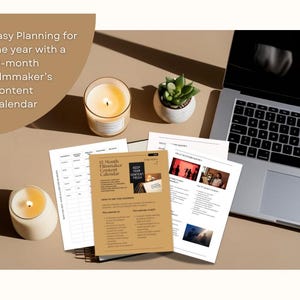 Op de afbeelding: Een 12 maanden Filmmaker's Content Calendar met de tekst "Easy Planning for the year". De afbeelding bevat een laptop, brandende kaarsen, een kleine plant in een pot en afgedrukte documenten.