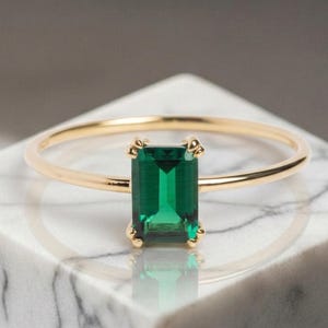 Anillo vertical de esmeralda en oro, anillo rectangular con piedra verde, bonito regalo de aniversario, joyería con la piedra de nacimiento de mayo.