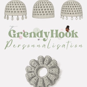 Puede incluir: Ilustración de tres sombreros de ganchillo con un diseño de red y una scrunchie de ganchillo. Los sombreros son beige y tienen un adorno decorativo. El texto "GrendyHook Personnalisation" está en verde.