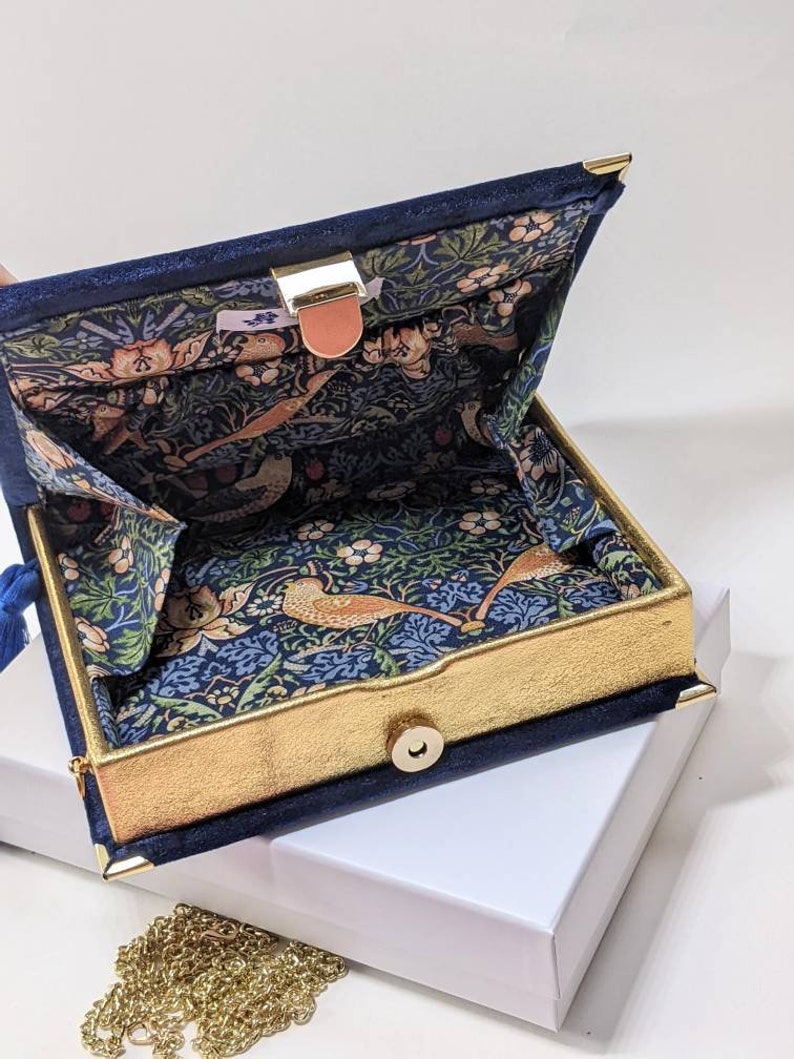 Borsa libro ricamata pochette Orgoglio & Pregiudizio immagine 5