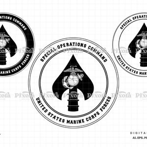 Puede incluir: Diseño gráfico en blanco y negro con el emblema del Comando de Operaciones Especiales de las Fuerzas de los Marines de los Estados Unidos. El diseño incluye una forma de pica con un águila, un globo y un ancla, rodeado de texto.