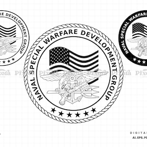 以下が含まれることがあります： 海軍特殊戦開発グループのエンブレムの白黒デジタルグラフィック。エンブレムは、アメリカ国旗、三叉の槍、錨、および「Naval Special Warfare Development Group」のテキストを特徴としています。