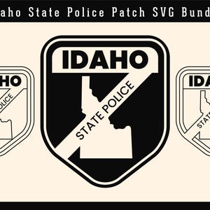 Può includere: Grafica in bianco e nero di tre patch della polizia statale dell'Idaho. Le patch presentano il contorno dello stato, la parola "IDAHO" e "STATE POLICE". Il testo "Idaho State Police Patch SVG Bundle" è in alto.