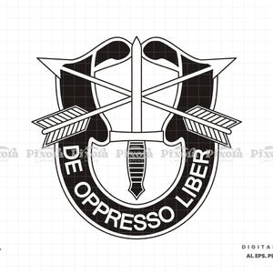 Puede incluir: Gráfico en blanco y negro de un emblema militar. El diseño presenta una espada, dos flechas y una pancarta con el texto "DE OPPRESSO LIBER". El emblema está sobre un fondo blanco con un patrón de cuadrícula.