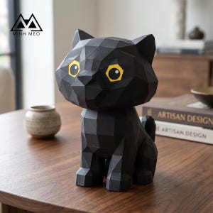 Peut inclure: Une sculpture de chat noire construite à partir de panneaux de papier géométriques en bas-poly. La figurine présente une grosse tête avec des oreilles pointues et des yeux jaunes vifs avec des pupilles noires. Le texte MINH MEO est imprimé en haut à gauche.