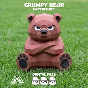 Könnte beinhalten: Ein brauner Papercraft-Bär im geometrischen Low-Poly-Design mit mürrischem Gesichtsausdruck, verschränkten Armen und schwarzen Tatzen. Der Text GRUMPY BEAR PAPERCRAFT und DIGITAL FILES PDF SVG DXF ist auf dem Bild zu sehen.