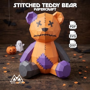 Puede incluir: Un oso de peluche de papel de bajo poligonaje con paneles geométricos en naranja, morado y gris oscuro. El oso tiene ojos negros en forma de X cosidos y una boca cosida. El texto superior dice STITCHED TEDDY BEAR PAPERCRAFT con iconos PDF, SVG y DXF.