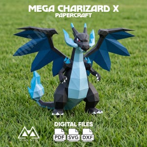Puede incluir: Un modelo de papel low-poly de Mega Charizard X con paneles geométricos negros, azul oscuro y azul claro. El texto MEGA CHARIZARD X PAPERCRAFT y DIGITAL FILES PDF SVG DXF es visible. La figura tiene alas grandes y una cola de llama.