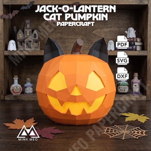 Pode incluir: Uma abóbora de papel laranja geométrica com orelhas de gato pretas e um caule castanho. A abóbora apresenta uma face amarela brilhante com olhos triangulares e uma boca serrilhada. Texto: JACK-O-LANTERN CAT PUMPKIN PAPERCRAFT, PDF, SVG, DXF.