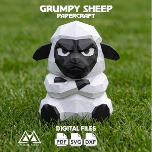 Könnte beinhalten: Eine Low-Poly-Papierbastelskulptur eines Schafs mit mürrischem Gesichtsausdruck, bestehend aus einem weißen Körper sowie schwarzem Gesicht, Ohren und Hufen. Das Schaf hat die Arme verschränkt. Der Text lautet GRUMPY SHEEP PAPERCRAFT und DIGITAL FILES PDF SVG DXF.