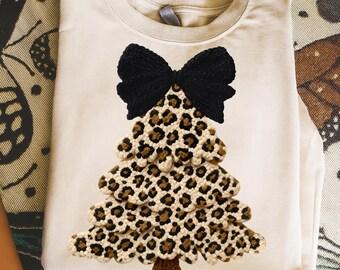 Árbol de Navidad de leopardo PNG, Árbol de Navidad de hilo para ganchillo PNG, Bordado PNG, Navidad preppy PNG, Navidad femenina moderna PNG, Navidad alegre PNG