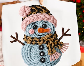 Muñeco de nieve de ganchillo de hilo sintético PNG, diseño de sublimación navideña, camiseta navideña PNG, muñeco de nieve navideño PNG, muñeco de nieve rosa PNG
