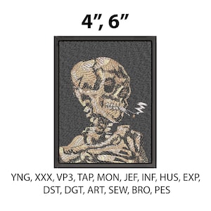 Puede incluir: Parche bordado con un esqueleto fumando un cigarrillo. El diseño utiliza tonos dorados y beige sobre un fondo gris oscuro, enmarcado en negro. El parche mide aproximadamente 10 cm x 15 cm.