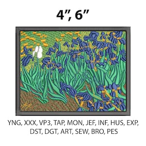 Puede incluir: Obra de arte bordada con un diseño floral de iris azules y follaje verde, enmarcada en un borde gris oscuro. La obra está etiquetada con las dimensiones de 10 cm y 15 cm.