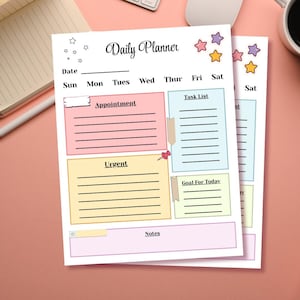 以下が含まれることがあります： ピンク、黄色、青色の配色が施された、2枚のデイリープランナー。予定、タスク、メモのセクションがあります。「Daily Planner」のタイトルが上部にあり、星のイラストと曜日が記載されています。