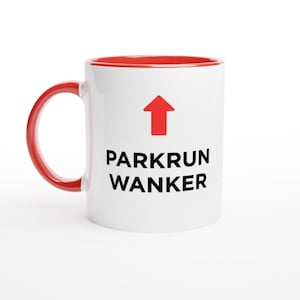 Op de afbeelding: Witte keramische mok met een rode binnenkant en handvat. De mok heeft een rode pijl omhoog en de woorden "PARKRUN WANKER" in zwarte, vette letters.
