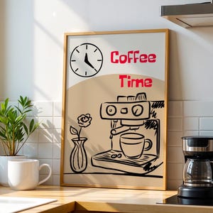 Pode incluir: Uma impressão emoldurada com tema de café. A obra de arte apresenta um relógio, as palavras "Coffee Time" em vermelho e um esboço de uma máquina de café, uma xícara e um vaso de flores. Uma cafeteira e uma caneca branca também são visíveis.