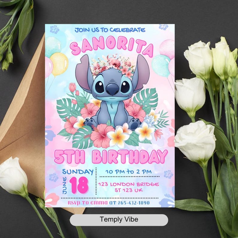 Pode incluir: Um convite de anivers&aacute;rio com o personagem Stitch de Lilo & Stitch. O convite tem um esquema de cores pastel com o texto "SANORITA" e "5TH BIRTHDAY". A data e a hora tamb&eacute;m est&atilde;o inclu&iacute;das. O convite &eacute; cercado por flores e bal&otilde;es.