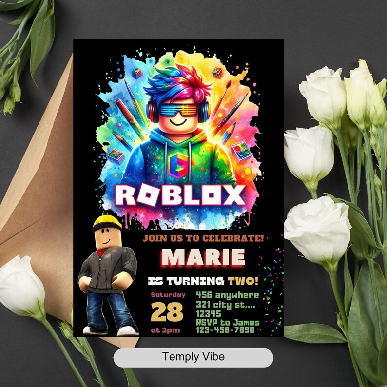 Pu&ograve; includere: Invito nero con un personaggio di Roblox. Il testo include "ROBLOX", "MARIE COMPIE DUE ANNI!" e dettagli dell'evento. Fiori bianchi e busta marrone sullo sfondo. Invito di compleanno.