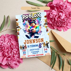 Peut inclure: Une invitation d'anniversaire sur le th&egrave;me de Roblox avec un personnage Roblox tenant une manette de jeu. L'invitation comprend le nom "Johnson", le chiffre "5" et les d&eacute;tails de l'&eacute;v&eacute;nement. Le texte "Temply Vibe" est en haut.
