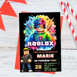Pu&ograve; includere: Un biglietto d'invito nero a tema Roblox. La carta presenta un'illustrazione colorata di un personaggio di Roblox e il logo Roblox. Il testo recita "Unisciti a noi per festeggiare! Marie compie due anni!" con i dettagli dell'evento.