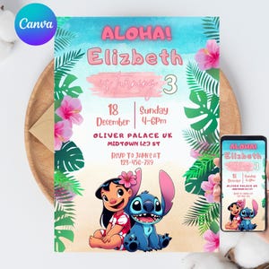 Könnte beinhalten: Eine farbenfrohe Geburtstagseinladung mit dem Text "Aloha! Elizabeth wird 3." Das Design zeigt Lilo und Stitch-Charaktere, tropische Blumen und Veranstaltungsdetails. Ein Smartphone zeigt die Einladung.