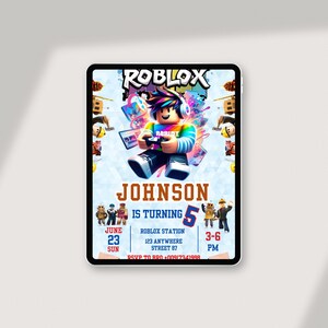 Peut inclure: Une invitation num&eacute;rique pour une f&ecirc;te d'anniversaire sur le th&egrave;me de Roblox. Le design pr&eacute;sente un personnage de Roblox tenant une manette, avec le nom "JOHNSON" et le chiffre "5" bien en &eacute;vidence. Des d&eacute;tails suppl&eacute;mentaires incluent la date, l'heure et les informations RSVP.