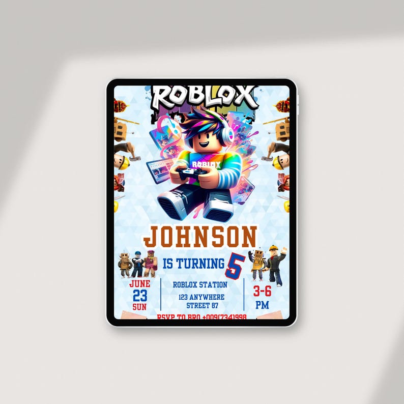 Peut inclure: Une invitation num&eacute;rique pour une f&ecirc;te d'anniversaire sur le th&egrave;me de Roblox. Le design pr&eacute;sente un personnage de Roblox tenant une manette, avec le nom "JOHNSON" et le chiffre "5" bien en &eacute;vidence. Des d&eacute;tails suppl&eacute;mentaires incluent la date, l'heure et les informations RSVP.