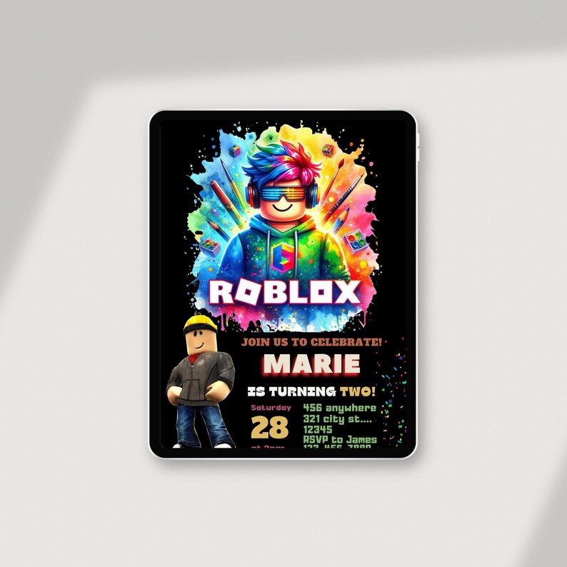 Pu&ograve; includere: Un invito digitale su un tablet con un tema Roblox. Il design include il logo Roblox, un'illustrazione di personaggi colorati e dettagli della festa come il nome "Marie", l'et&agrave;, la data, l'ora e le informazioni RSVP.
