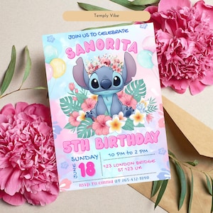 Pode incluir: Um convite de anivers&aacute;rio com o personagem Stitch rodeado de flores e bal&otilde;es. O convite diz "Sanorita 5th Birthday" com detalhes do evento. O design usa rosa e azul, com "Temply Vibe" no topo.
