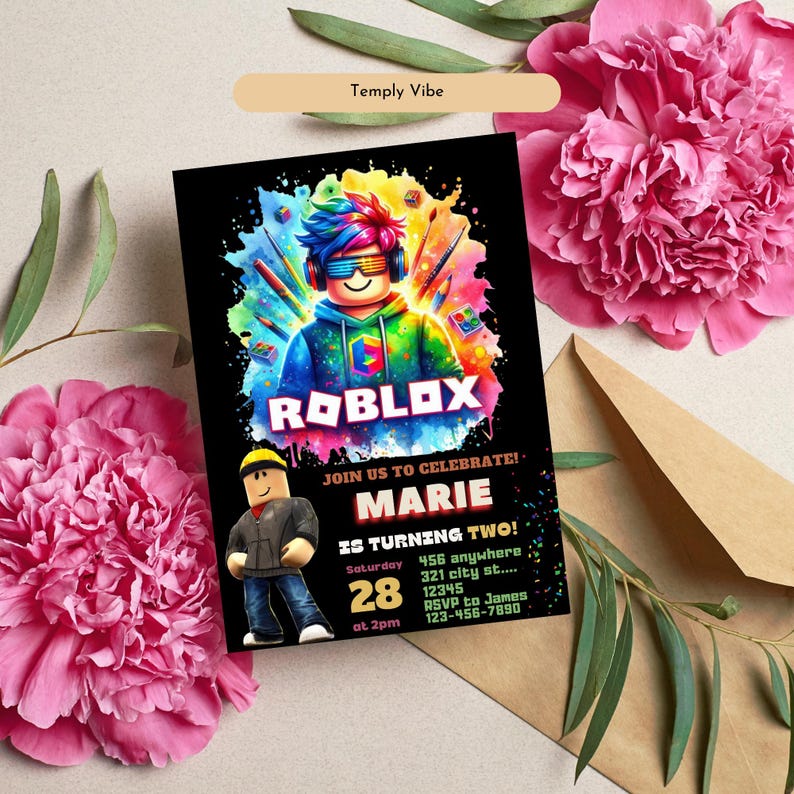 Pu&ograve; includere: Biglietto d'invito nero con una grafica Roblox colorata. Il testo recita "Unisciti a noi per festeggiare! Marie compie due anni!" e include i dettagli dell'evento. Fiori rosa e una busta marrone sullo sfondo.