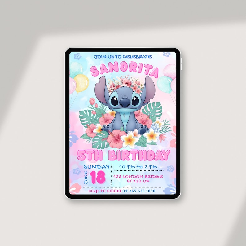 Pode incluir: Convite digital para um 5&ordm; anivers&aacute;rio com o personagem Stitch. O design apresenta cores pastel, bal&otilde;es e elementos florais. O texto inclui o nome "Sanorita", a data, a hora e as informa&ccedil;&otilde;es RSVP.