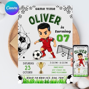 Puede incluir: Invitación de cumpleaños con temática de fútbol, con un jugador de fútbol de dibujos animados con uniforme rojo. La invitación incluye el nombre "Oliver", la edad "07", la fecha, la hora y la información de RSVP. El diseño incorpora balones de fútbol y una portería.