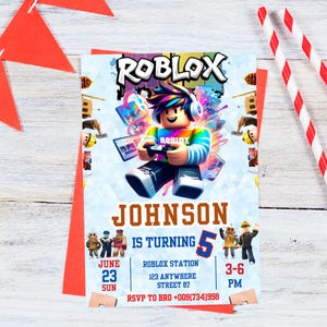 Peut inclure: Une invitation d'anniversaire sur le th&egrave;me de Roblox avec un personnage Roblox color&eacute; tenant une manette de jeu. L'invitation comprend le nom "Johnson", l'&acirc;ge "5", la date, l'heure et les d&eacute;tails du lieu. Des pailles ray&eacute;es rouges et blanches et des drapeaux triangulaires rouges sont en arri&egrave;re-plan.