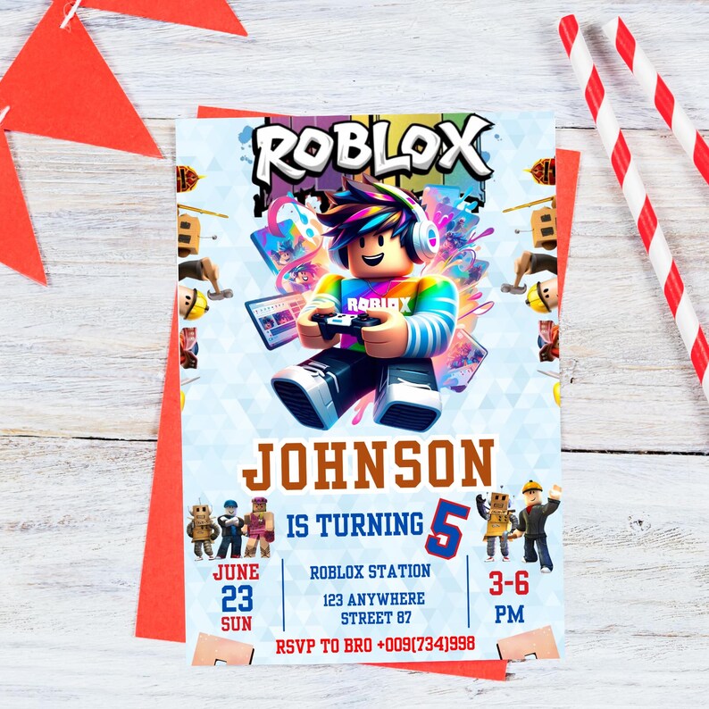 Peut inclure: Une invitation d'anniversaire sur le th&egrave;me de Roblox avec un personnage Roblox color&eacute; tenant une manette de jeu. L'invitation comprend le nom "Johnson", l'&acirc;ge "5", la date, l'heure et les d&eacute;tails du lieu. Des pailles ray&eacute;es rouges et blanches et des drapeaux triangulaires rouges sont en arri&egrave;re-plan.