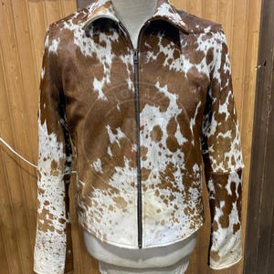Handgefertigte Hair-On Rindsleder Westernjacke: Fransen Rodeo Mantel