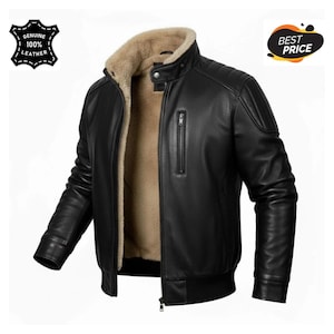 Puede incluir: Chaqueta de cuero negro con forro y cuello de borreguillo beige. Cuenta con cierre de cremallera, bolsillos laterales y puños y dobladillo acanalados. La chaqueta tiene el texto "GENUINE 100% LEATHER" y una pegatina "BEST PRICE".