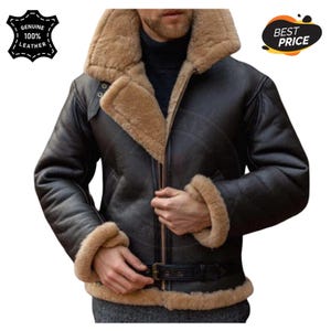 Puede incluir: Chaqueta de cuero marrón oscuro con forro y cuello de borrego beige. La chaqueta tiene cierre de cremallera, cinturón en la cintura y el texto "GENUINE 100% LEATHER" y "BEST PRICE" en la imagen.