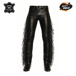 Puede incluir: Pantalones de cuero negro con largos flecos en las costuras exteriores. Los pantalones tienen un cinturón con hebilla plateada y se combinan con botas negras. La imagen incluye una insignia de "Genuine 100% Leather" y una insignia de "Best Price".