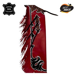 Könnte beinhalten: Rote Lederchaps mit schwarzen und weißen dekorativen Akzenten und Fransen. Die Chaps haben eine braune Lederoberseite mit geschnitzten Details. Das Bild enthält ein "Genuine 100% Leather"-Abzeichen und ein "Best Price"-Abzeichen.