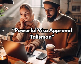 Puede incluir: Una pareja está sentada en una mesa, trabajando en una computadora portátil. La imagen presenta el texto "Powerful Visa Approval Talisman". Una taza de café, un teléfono y documentos están sobre la mesa. Las personas usan ropa de tonos neutros.