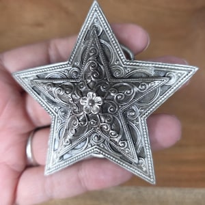 Vintage 1974 Bergamot Brass Star Belt Buckle: Ornate Western Design